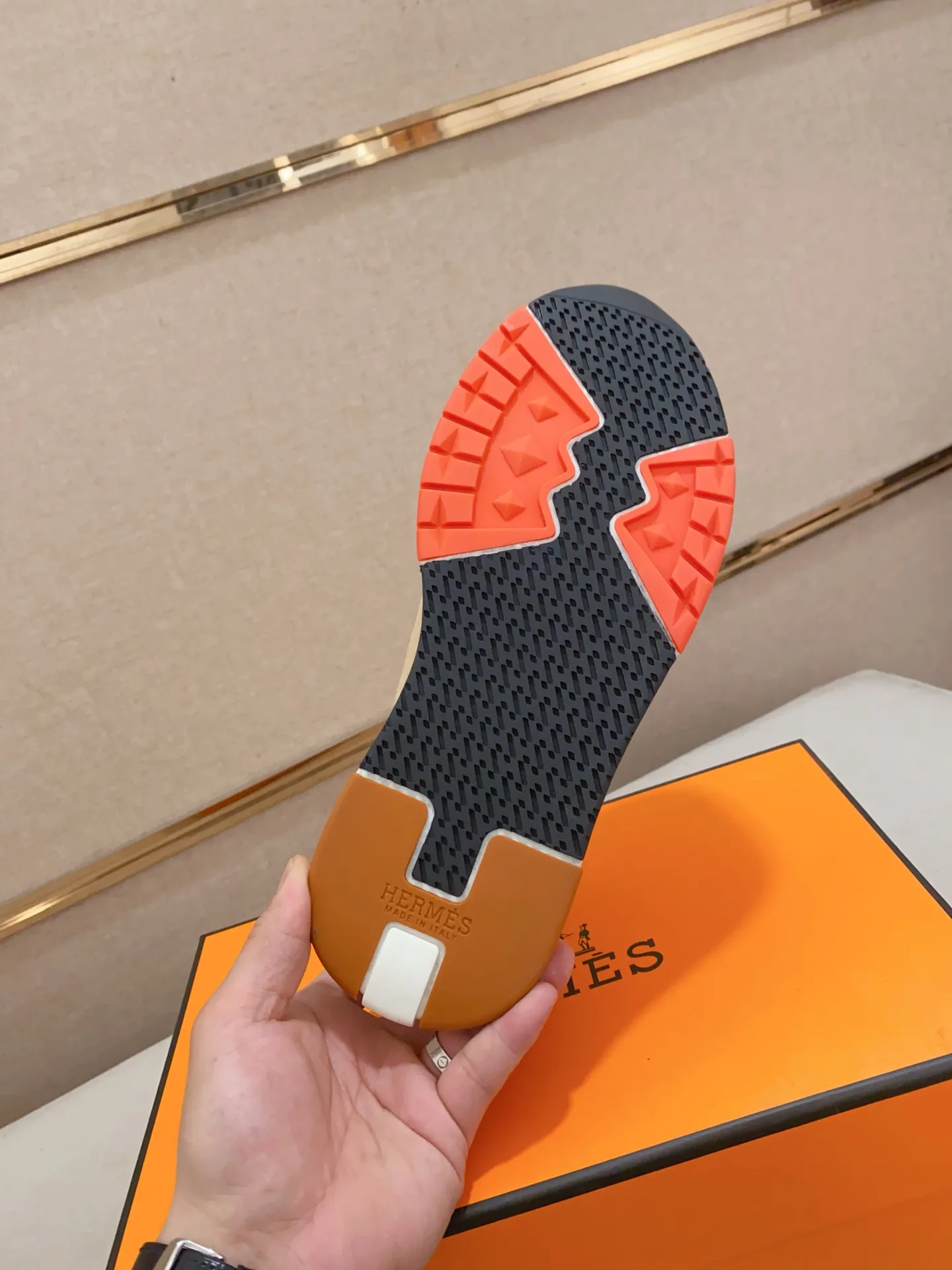 Ex-factory price: 500💰《HERMES》【Classic Original Version】Hermès; Top 🔝 Purchasing Agency 🔍🔍Men's latest 🇺🇸 counters are sold simultaneously, original imported from Italy ▲▲First-layer cowhide ▲▲ (high-end, extravagance and class) times) Exquisite workmanship (Italian 🇮🇹Imported water-dyed 🐂cowhide lining) sole: Original sole provided by the original factory, ⚠️exclusive double-layer activity·TPR·rubber·combined molded outsole; super comfortable·wear-resistant·non-slip·environmental protection The real thing is more beautiful if you take the real thing (high quality, follow the order), you can enter and exit the counter at will * Number of yards: 38·39·40·41·42·43·44# (can be customized 45.)